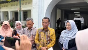 Dirut BPJS Kesehatan Bekali 96 Dokter Spesialis Baru Unair, Minta Jaga Mutu Layanan