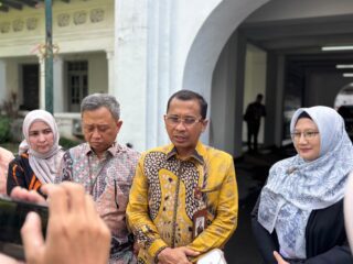 Dirut BPJS Kesehatan Bekali 96 Dokter Spesialis Baru Unair, Minta Jaga Mutu Layanan