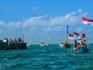 Di Antara Doa dan Gelombang: Kisah Nelayan Masalembu Menjaga Laut yang Kian Terluka