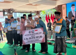 Menag Haji Irfan Yusuf Sambut Kepulangan Jamaah Haji Kloter 65 Asal Mojokerto