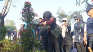 Sidoarjo Berbenah, Wabup Mimik Idayana Tanam Ratusan Pucuk Merah di Gading Fajar