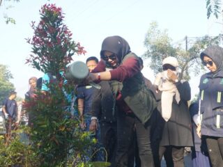 Sidoarjo Berbenah, Wabup Mimik Idayana Tanam Ratusan Pucuk Merah di Gading Fajar