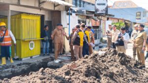 Kontraktor Proyek Jalan Bluru Kidul Diminta Profesional, Wajib Serap Tenaga Kerja Lokal