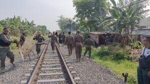 Panjat Tembok, Satpol PP Bongkar Puluhan Bilik Diduga Jadi Lokasi Prostitusi di Samping Rel KA