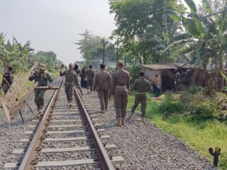 Panjat Tembok, Satpol PP Bongkar Puluhan Bilik Diduga Jadi Lokasi Prostitusi di Samping Rel KA