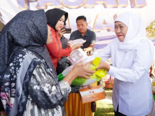 Pasar Murah ke-89 di Gresik Ludes Diserbu Warga, Ning Lia: Bukti Program Khofifah Tepat Sasaran