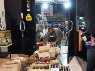 Razia Miras Serentak di 18 Kecamatan Sidoarjo, 1.696 Botol Disita dari Toko Vape hingga Warung