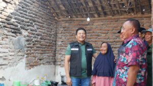Atap Rumah Lapuk Jadi Perhatian, Bupati Subandi Tinjau RTLH dan Salurkan Bantuan di Prambon