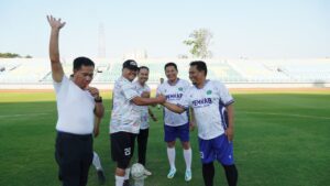 Bukan Rapat, DPRD dan Pemkab Sidoarjo Adu Jago Bola di Gelora Delta