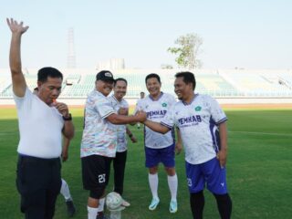 Bukan Rapat, DPRD dan Pemkab Sidoarjo Adu Jago Bola di Gelora Delta