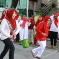 Semarak Agustusan, Ning Lia Ikut Lomba Jarik Puting Beliung Bareng Warga Surabaya