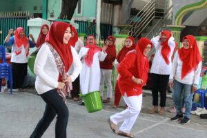 Semarak Agustusan, Ning Lia Ikut Lomba Jarik Puting Beliung Bareng Warga Surabaya