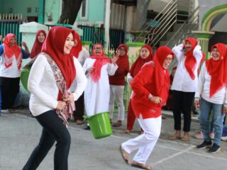 Semarak Agustusan, Ning Lia Ikut Lomba Jarik Puting Beliung Bareng Warga Surabaya