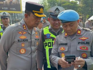 Cegah Judi Online, Wakapolresta Sidoarjo Periksa HP Anggota Saat Apel