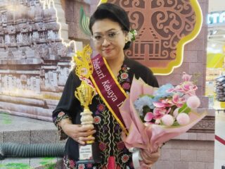 Rawat Wastra Nusantara, Dosen UHT Sabet Penghargaan Bunda Pelestari Kebaya