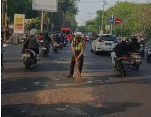 Sigap! Anggota Polsek Buduran Tutup Ceceran Solar Licin Demi Keselamatan Pengendara