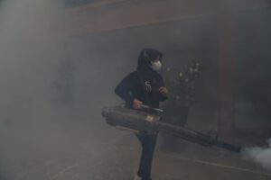 Gotong Alat Fogging 14 Kg di Pesantren, Ning Lia: Pekerjaan Petugas Luar Biasa