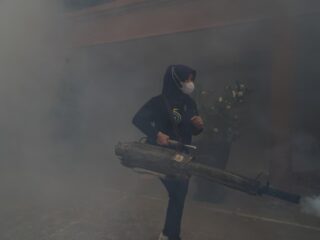 Gotong Alat Fogging 14 Kg di Pesantren, Ning Lia: Pekerjaan Petugas Luar Biasa