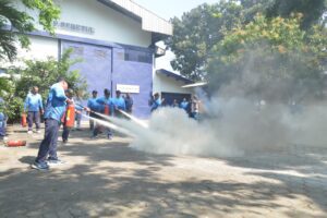 Ciptakan Kampus Tanggap Darurat, UHT Gandeng Damkar Surabaya Gelar Simulasi Kebakaran