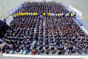 Sensasi Mahasiswa Baru UHT Menjadi “Pelaut Sehari” di Atas KRI Makassar