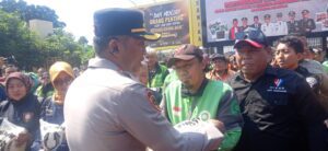 Kenang Mendiang Ojol, Polresta Sidoarjo Bagikan Sembako dan Perkuat Kamtibmas