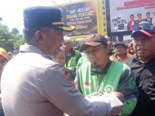 Kenang Mendiang Ojol, Polresta Sidoarjo Bagikan Sembako dan Perkuat Kamtibmas