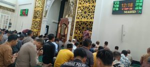 Diduga Keracunan Program Makan Gratis, Polisi dan Warga Sidoarjo Doakan Kesembuhan Santri