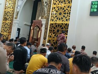Diduga Keracunan Program Makan Gratis, Polisi dan Warga Sidoarjo Doakan Kesembuhan Santri