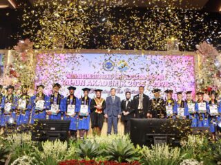 Unitomo Surabaya Wisuda 1.059 Lulusan