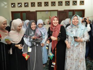 ​Pesan Ning Lia Buat Mahasiswa Surabaya: Boleh Modern, Tapi Akhlak Nabi Tetap Utama