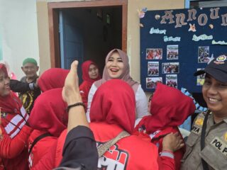 Senyum Warga Kutisari di Aksi Sosial Ning Lia dan GAS Pemuda