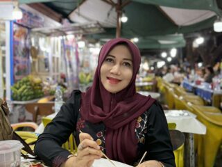 Aura Bintang Lima, Sisi Membumi Ning Lia Berburu Kuliner Kaki Lima