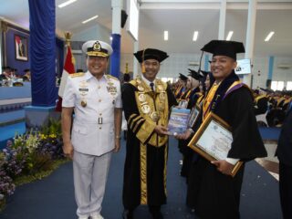 Pesan Rektor UHT ke 569 Wisudawan: Ijazah Penting, Tapi Tidak Cukup!