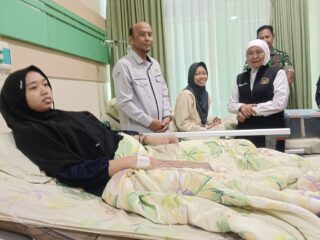 Dugaan Keracunan MBG di Sidoarjo, Khofifah Tinjau Santri di RSI Siti Hajar