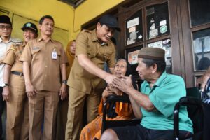 Kisah Siti Aliyah: 5 Tahun Stroke, Akhirnya Bisa Senyum Dapat Kursi Roda dari Subandi