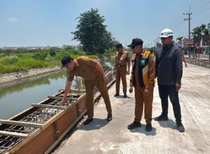 Sidak Jalan Kebonagung Krian, Subandi Semprit PPK Minta Kejar Deviasi 9 Persen
