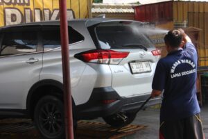 Bekal Bebas, Lapas Sidoarjo Bekali Warga Binaan Keterampilan Cuci Kendaraan