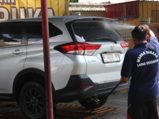 Bekal Bebas, Lapas Sidoarjo Bekali Warga Binaan Keterampilan Cuci Kendaraan