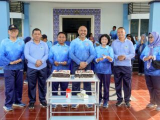 Akrab! Rektor dan Ratusan Pegawai UHT Rayakan Ultah Bersama