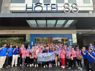 Hotel 88 Embong Malang Gelar Fun Walk Bareng Warga Genteng