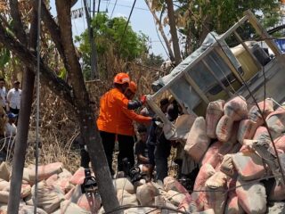 Detik-detik Evakuasi Dramatis Kernet Truk Terjepit Pohon di Bojonegoro