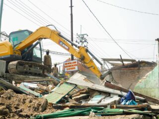Frontage Road Sidoarjo Bersih! 67 Bangunan Liar Dibongkar Tanpa Kompromi