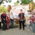 Gantikan Peran Kakak, Ning Lia Terharu Dampingi Keponakan Wisuda di ITS