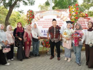 Gantikan Peran Kakak, Ning Lia Terharu Dampingi Keponakan Wisuda di ITS