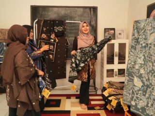 Ubah Limbah Jadi Seni Indah, Ning Lia Puji Kreativitas Perajin Batik Lamongan