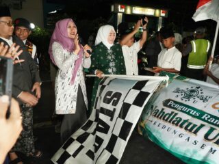 Aksi 'Lope-Lope' Ning Lia Lepas Kirab Santri di Probolinggo