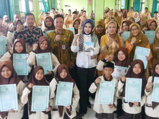 Wabup Mimik Idayana Jadi Inspirasi Buku Karya Siswa MTsN 4 Sidoarjo